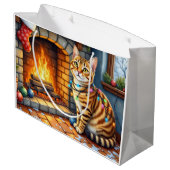 Bengal-Katze Kamin mit Weihnachtslichtern Große Geschenktüte (Rückseite Schrägansicht)