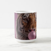 Bengal Tiger Portrait Blowing Pink Bubblegum Kaffeetasse (Mittel)