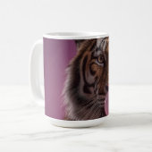 Bengal Tiger Portrait Blowing Pink Bubblegum Kaffeetasse (Vorderseite Links)
