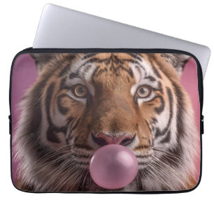 Bengal-Tiger-Porträt bläst rosa Kaugummiblase Laptopschutzhülle