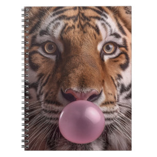 Bengal-Tiger-Porträt bläst rosa Kaugummiblase Notizblock