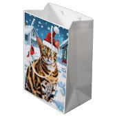Bengalisch Cat Winter Wonderland Weihnachtsfreude Mittlere Geschenktüte (Rückseite Schrägansicht)