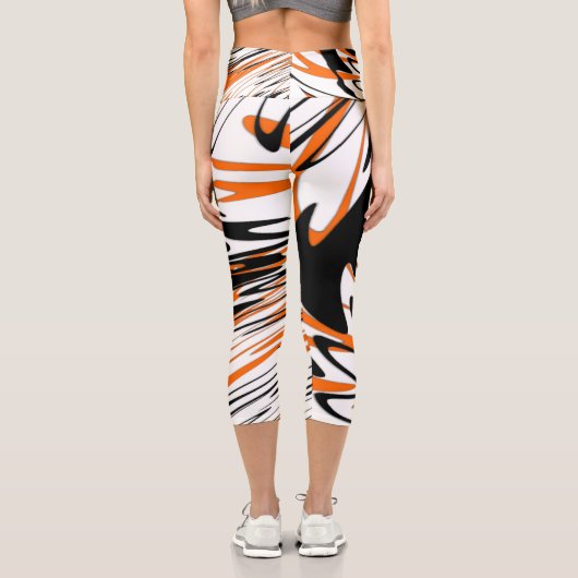 Bengalische Farbtöne in orangefarbenen und schwarz Capri Leggings (Rückseite)