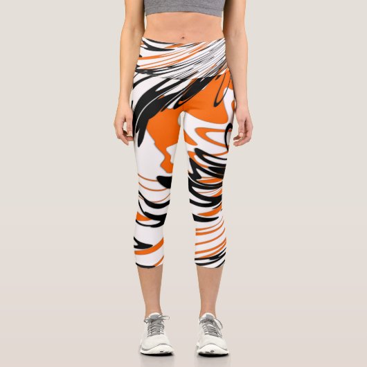 Bengalische Farbtöne in orangefarbenen und schwarz Capri Leggings (Vorderseite)