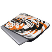 Bengalische Farbtöne in orangefarbenen und schwarz Laptopschutzhülle (Vorne Knopf)
