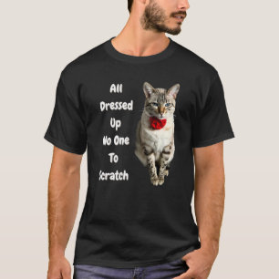 Bengalische Katze mit Bogen, die alle gekleidet si T-Shirt
