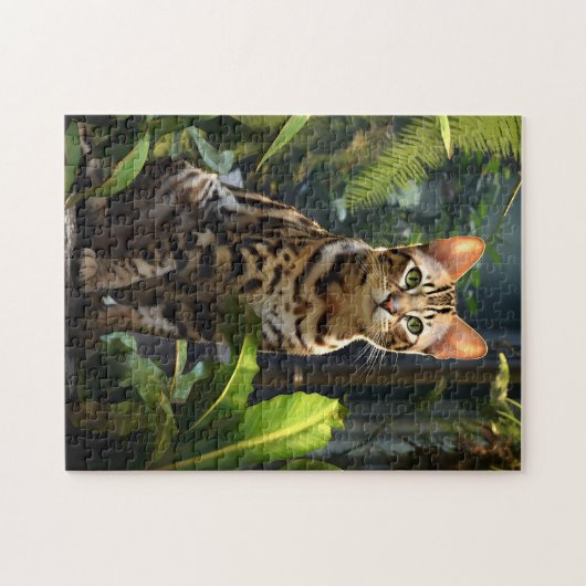 Bengalische Katze mit grünem Blattwerk. Puzzle (Horizontal)