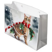 Bengalische Katze zu Schnee Weihnachten Große Geschenktüte (Rückseite Schrägansicht)