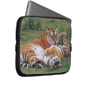 Bengalische Tiger spielen Laptopschutzhülle (Vorne Rechts)