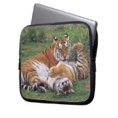 Bengalische Tiger spielen Laptopschutzhülle (Vorderseite Links)