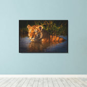 Bengalischer Tiger, der dich vom Wasser aus gesehe Leinwanddruck (Insitu (Holzboden))