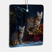 Bengalisches Cat Snowy Sleigh Ride Weihnachtsdekor Keramikornament (Rechts)