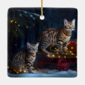 Bengalisches Cat Snowy Sleigh Ride Weihnachtsdekor Keramikornament (Rückseite)