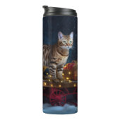 Bengalisches Cat Snowy Sleigh Ride Weihnachtsdekor Thermosbecher (Nach rechts gedreht)