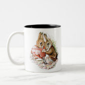 Benjamin Bunny und Peter Rabbit planen ihren Angri Zweifarbige Tasse (Links)