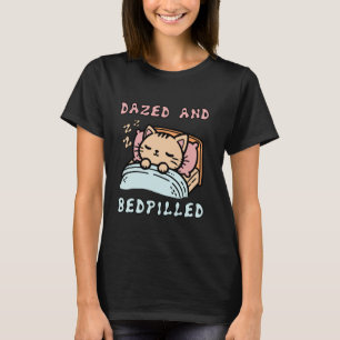 Benommen und bettpilliert - Süßes schlafendes Katz T-Shirt
