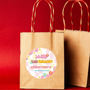 Benommen und verlobt Junggesellinnenabschied Dekor Runder Aufkleber