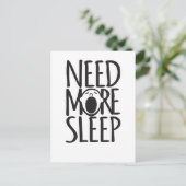 Benötigen Sie mehr Schlaf Schwarz-weiße Anführungs Postkarte (Stehend Vorderseite)