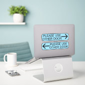 Benutze andere Tür Schild Aufkleber (Laptop auf Schreibtisch)