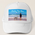 Benutzerdefiniert Ihren Foto-Trucker-Hut mit Textn Truckerkappe<br><div class="desc">Benutzerdefinierte Foto- und Texthasen - Ihr eigenes Design - Personalisierte Familie / Freunde oder Persönliches Kartengeschenk - Hinzufügen von Foto und Text - Umformatieren und verschieben oder entfernen und hinzufügen / Text mit Anpassungs-Tool ! Wählen Sie / fügen Sie Ihre Lieblings-Schriftart / Textfarbe! Sie können dieses Design auf mehr als...</div>