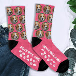 Benutzerdefinierte Dockingsocken für Fotos Socken<br><div class="desc">Gehen Sie nie allein! Überraschen Sie den Hundefreund, ob Geburtstag, Muttertag oder Weihnachten mit diesem super niedlichen Begleiter-Foto überall auf Drucksocken mit dem Sprichwort 'Niemals allein laufen'. Sie werden von allen Hundeliebhabern, Hundemüttern und Hundedads zum Favoriten. Passen Sie diese Foto-Socken mit Ihren Welpen Lieblings-Foto. COPYRIGHT © 2020 Judy Burrows, Black...</div>