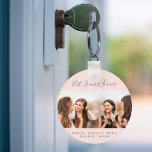 Benutzerdefinierte Foto beste Freunde immer pink b Schlüsselanhänger<br><div class="desc">Ein Geschenk für Ihre besten Freunde zum Geburtstag,  Weihnachten oder ein besonderes Ereignis. Grauer Text: Best Friends Forever,  geschrieben mit einem trendigen handgeschriebenen Stil Skript. Personalisieren und verwenden Sie Ihr eigenes Foto und Ihre eigenen Namen. Ein schicker,  gürlich rosa,  goldfarbener Hintergrund mit Rose.</div>