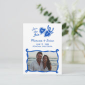 Benutzerdefinierte Foto-Initialen Save the Date fü Postkarte (Stehend Vorderseite)