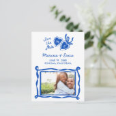 Benutzerdefinierte Foto-Initialen Save the Date fü Postkarte (Stehend Vorderseite)