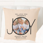 Benutzerdefinierte Großkinder Namen Foto Oma Kissen<br><div class="desc">Dieses schlichte und stilvolle Kissen für Ihre Großmutter ist mit dem Wort JOY dekoriert und sagt "We Liebe You Oma" auf einem cremefarbenen Hintergrund. Einfach mit Ihren Foto- und Enkelnamen anpassbar. Ein perfektes Sake-Geschenk für Oma.</div>