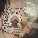 Benutzerdefinierte Leopard-Print-Hund-Foto Schürze<br><div class="desc">Fügen Sie Ihrer Küche eine Touch Persönlichkeit hinzu mit unserer Custom Leopard Print Dog Foto Schürze! Diese stilvolle Schürze zeichnet sich durch ein trendiges Leopardendesign aus, das mit einem Foto Ihres geliebten Hundes und ihrem Namen personalisiert ist. Aus hochwertigem, langlebigem Stoff gefertigt, ist es perfekt zum Kochen, Backen oder Grillen,...</div>