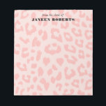 Benutzerdefinierte, rosa Leopardrucke Notizblock<br><div class="desc">Ein großes Leopardenmuster sorgt für eine moderne Drehung in hellrosa. Personalisieren Sie das maßgeschneiderte Monogramm und machen Sie ein persönliches Geschenk für sich selbst oder jemanden,  den Sie Liebe. ©2014 Alle Rechte vorbehalten.</div>