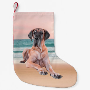 Benutzerdefinierte süße Dogge sitzt am Strand Kleiner Weihnachtsstrumpf