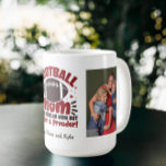 Benutzerdefinierte Tasse 2 Foto Football Mama<br><div class="desc">Lassen Sie sich mit unserer Foto Football-Mama-Tasse stilvoll überraschen! Feiern Sie mit diesem personalisierten Meisterwerk Ihr Engagement für das Spiel und Ihren Spieler. Mit Platz für zwei hochgeschätzte Fotos ist es die perfekte Mischung aus Teamgeist und persönlicher Touch. Egal, ob Sie von der Seitenlinie jubeln oder eine wohlverdiente Pause genießen,...</div>