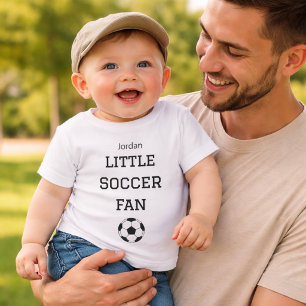 Benutzerdefinierter Babyname Kleiner Fußballfan Baby T-shirt