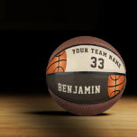 Benutzerdefinierter Basketball mit Name, Team und<br><div class="desc">Dieser Basketball ist ein personalisiertes Geschenk für Basketballspieler, Teamkollegen, Trainer, Freunde und Familie. Personalisieren Sie es mit Ihrem Teamnamen, Ihrer Nummer und Ihrem Namen. Das Design hat zwei Basketballzeichnungen auf der links und der rechten Seite. Ein toller Sake, um sich an Ihren Lieblingssport zu erinnern. Um die Kugel anzupassen klicken...</div>