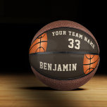 Benutzerdefinierter Basketball mit Name, Team und<br><div class="desc">Dieser Basketball ist ein personalisiertes Geschenk für Basketballspieler, Teamkollegen, Trainer, Freunde und Familie. Personalisieren Sie es mit Ihrem Teamnamen, Ihrer Nummer und Ihrem Namen. Das Design hat zwei Basketballzeichnungen auf der links und der rechten Seite. Ein toller Sake, um sich an Ihren Lieblingssport zu erinnern. Um die Kugel anzupassen klicken...</div>