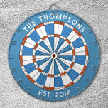 Benutzerdefinierter Familienname Blue White Dartbo Dartscheibe<br><div class="desc">Personalisieren Sie dieses blau-weiße Dartboard mit Ihrem Familiennamen und festem Datum. Macht ein tolles Vatertagsgeschenk. Entworfen für Sie von BlackBerry Boulevard.</div>