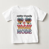 Benutzerdefinierter Familienname Groovy Vacay Mode Baby T-shirt (Vorderseite)