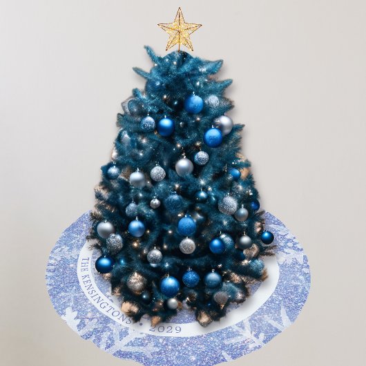 Benutzerdefinierter Familienname mit Blue Snowflak Polyester Weihnachtsbaumdecke