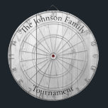Benutzerdefinierter Familienname Rustikale Holzsch Dartscheibe<br><div class="desc">Ändern Sie einfach den Familiennamen in der Designvorlage, und erstellen Sie Ihr personalisiertes Familienname-Dartboard. Abmessungen: 18"Durchmesser, 1"h Umfasst 6 Messingdarts (3 amerikanische Dart-Flüge und 3 britische Dart-Flüge) Lebhafter, vollfarbiger Druck mit Aluminiumrahmen und Hängehaken</div>
