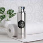 Benutzerdefinierter Firmenname und Silber des Logo Trinkflasche<br><div class="desc">Die individuell auf Silber zugeschnittene Wasserflasche enthält Ihr berufliches Logo für Ihr Unternehmen,  sowie den Wortlaut für Ihren Firmennamen,  Ihren Slogan,  Ihre Website,  Ihren Standort oder andere personalisierte Informationen. Fügen Sie einfach Ihr Firmenlogo in den schwarzen,  runden Platzhalter hinzu und füllen Sie den gewünschten Text aus.</div>