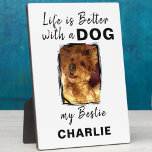 Benutzerdefinierter Foto-Hundehund-Name weiß Fotoplatte<br><div class="desc">Fügen Sie jedem Zimmer eine herzliche Touch mit unserem "Life is Better with a Dog" Tabletop Plaque with Easel hinzu! Diese hübsche Plakette eignet sich perfekt für Hundefreunde. Sie zeichnet sich durch ein elegantes Design und ein herzliches Zitat aus, das Ihre Zuhause aufhellt. Egal ob auf Ihrem Schreibtisch, Regal oder...</div>