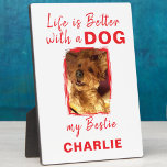 Benutzerdefinierter Foto-Hundehund-Name weiß rot Fotoplatte<br><div class="desc">Fügen Sie jedem Zimmer eine herzliche Touch mit unserem "Life is Better with a Dog" Tabletop Plaque with Easel hinzu! Diese hübsche Plakette eignet sich perfekt für Hundefreunde. Sie zeichnet sich durch ein elegantes Design und ein herzliches Zitat aus, das Ihre Zuhause aufhellt. Egal ob auf Ihrem Schreibtisch, Regal oder...</div>