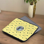 Benutzerdefinierter Foto Name Sunshine Schwarze Pa Laptopschutzhülle<br><div class="desc">Dieses Design ist mit einer orangefarbenen, handgezeichneten Sonne mit schwarzen Pfoten auf einem gelben Hintergrund ausgestattet. Personalisieren Sie die Groß-/Kleinschreibung im Textfeld mit einem Namen, entfernen Sie den Namen oder klicken Sie auf Anpassen, um den gewünschten Schriftart auszuwählen. Ersetzen Sie dieses Vorlagenhundefoto durch Ihr Pelzbaby oder behielt Sie den Platzhalter....</div>