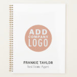 Benutzerdefinierter Logomitarbeiter Real Anwesen A Planer<br><div class="desc">Moderne minimalistische Namensschilder-Vorlage,  um Ihr Firmenlogo,  den Namen des Mitarbeiters und den aktuellen Jobtitel oder nur den Firmennamen hinzuzufügen. Passen Sie die verwendeten Schriftart und die weiße Hintergrundfarbe mit dem Designwerkzeug an,  um Ihren Markenfarben zu entsprechen.</div>