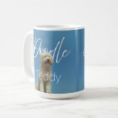 Benutzerdefinierter Name Doodle Hund Blauer Himmel Kaffeetasse (Vorderseite Links)