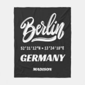 Benutzerdefinierter Name & Farbe Berlin Deutschlan Fleecedecke (Vorderseite)
