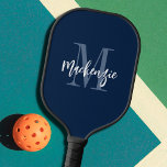 Benutzerdefinierter Name für Monogramm-Skripte Pickleball Schläger<br><div class="desc">Modernes, personalisiertes Paddelpaddel mit einem Monogramm und einem Namen, der in einem bearbeitbaren handgeschriebenen Skriptnamen in wechselbarem Blau und Weiß für Pickler oder Pickleball-Liebhaber dargestellt ist. FARBÄNGE: Ändern Sie Text- oder Hintergrundfarben oder fügen Sie einen stylierten Grafikhintergrund in EDIT hinzu, um Ihr eigenes Design zu erstellen. PADDLE OPTIONEN: Wählen Sie...</div>