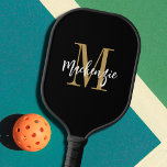 Benutzerdefinierter Name für Monogramm-Skripte Pickleball Schläger<br><div class="desc">Modernes, personalisiertes Paddelpaddel mit einem Monogramm und einem Namen, der in einem bearbeitbaren, handgeschriebenen Skriptnamen in wechselbaren Schwarz-, Gold- und Weißfarben für Pickler- oder Pickleball-Liebhaber dargestellt ist. FARBÄNGE: Ändern Sie Text- oder Hintergrundfarben oder fügen Sie einen stylierten Grafik-Hintergrund hinzu, indem Sie im Bereich PERSONALIZE auf die Registerkarte EDIT klicken, um...</div>