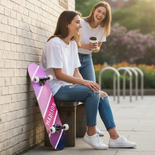 Benutzerdefinierter Name Girly Pink Purple Streife Skateboard